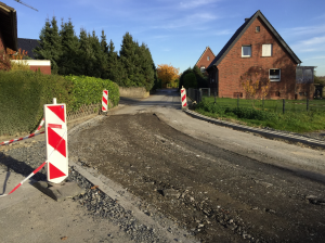 Straße im Bau: die Durchfahrt für Autos ist möglich, gestaltet sich manchmal aber noch ein bisschen holprig.